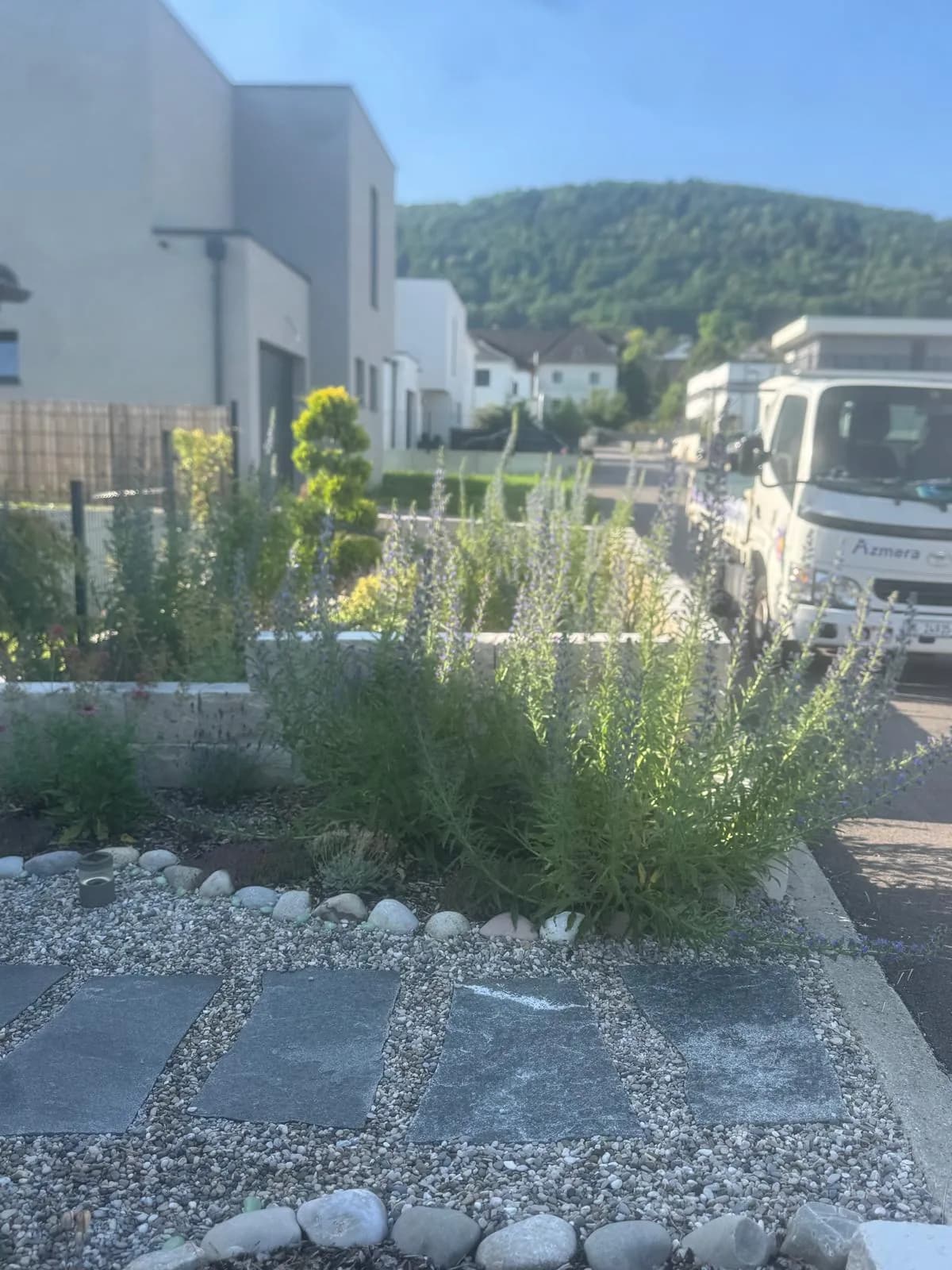Vorgarten mit Natursteinmauer - Bild 3