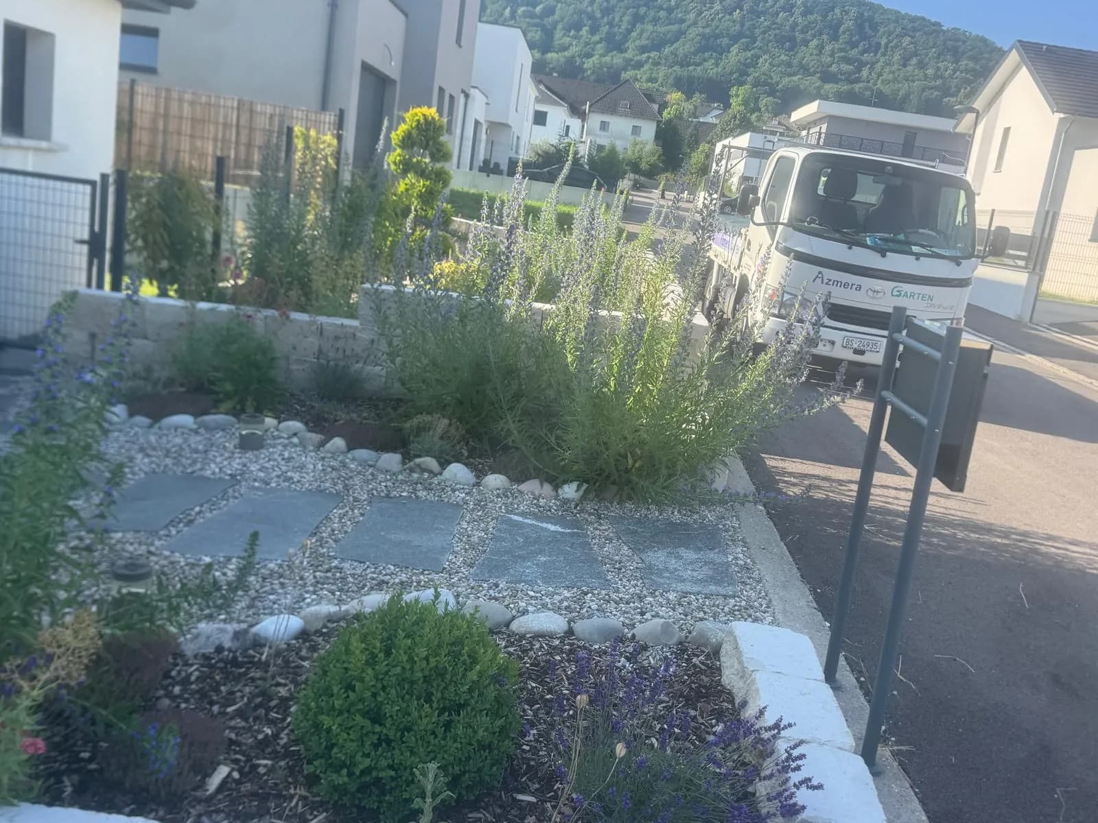 Vorgarten mit Natursteinmauer - Bild 4